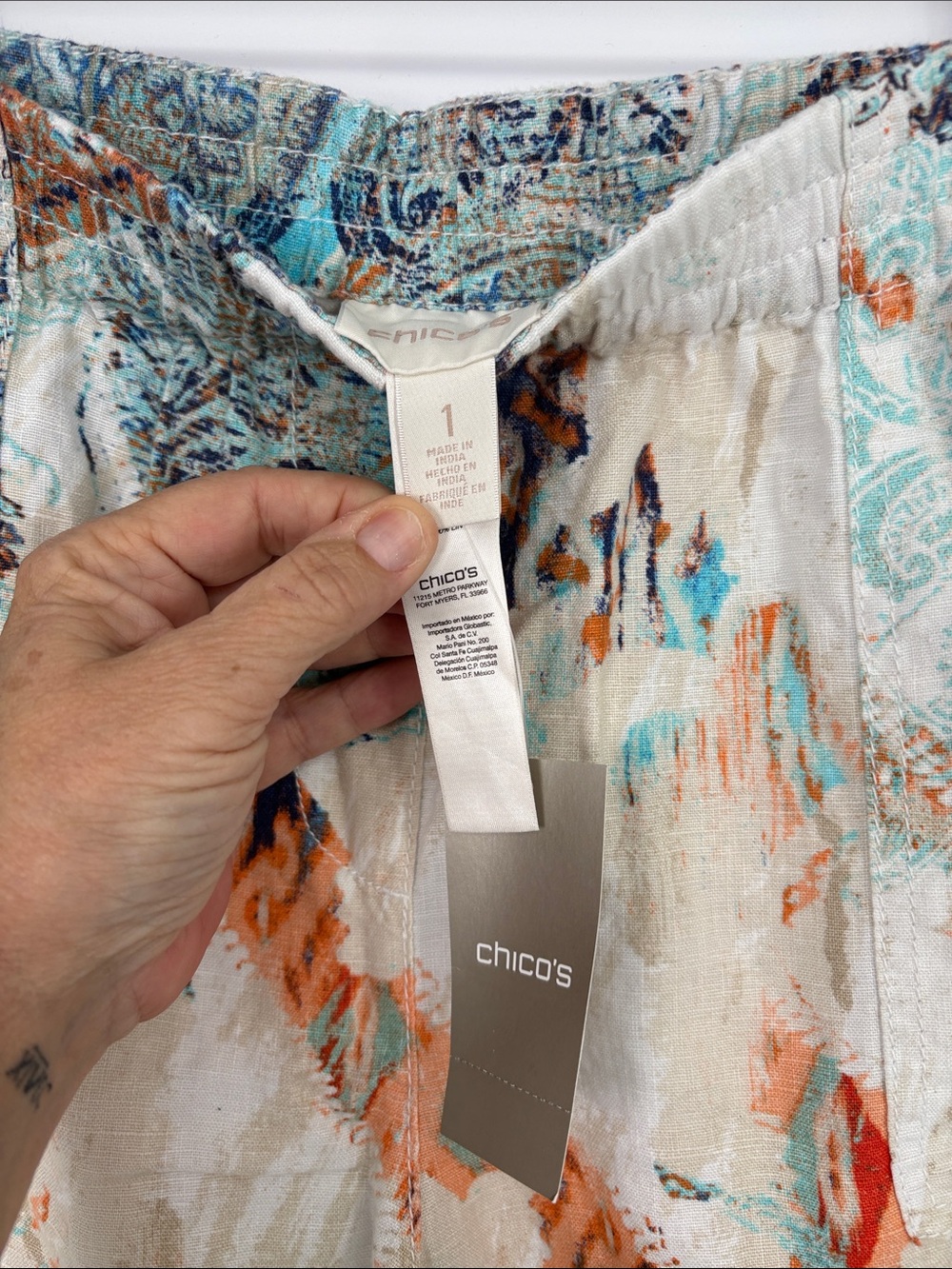 🐩 nwt Chico's linen Cream wide leg Pants with Blue and Orange Paisley print - Picture 2 of 5
